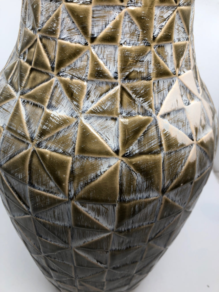 TRIANGULAR WASHED TAN VASE.