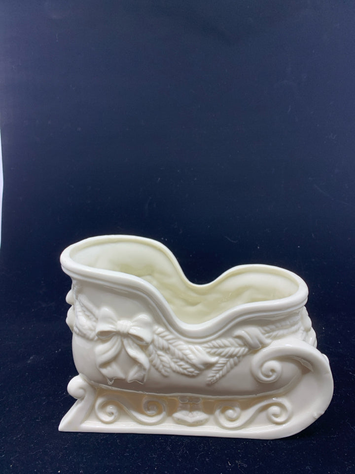 CREAM CERAMIC SLED DECOR.