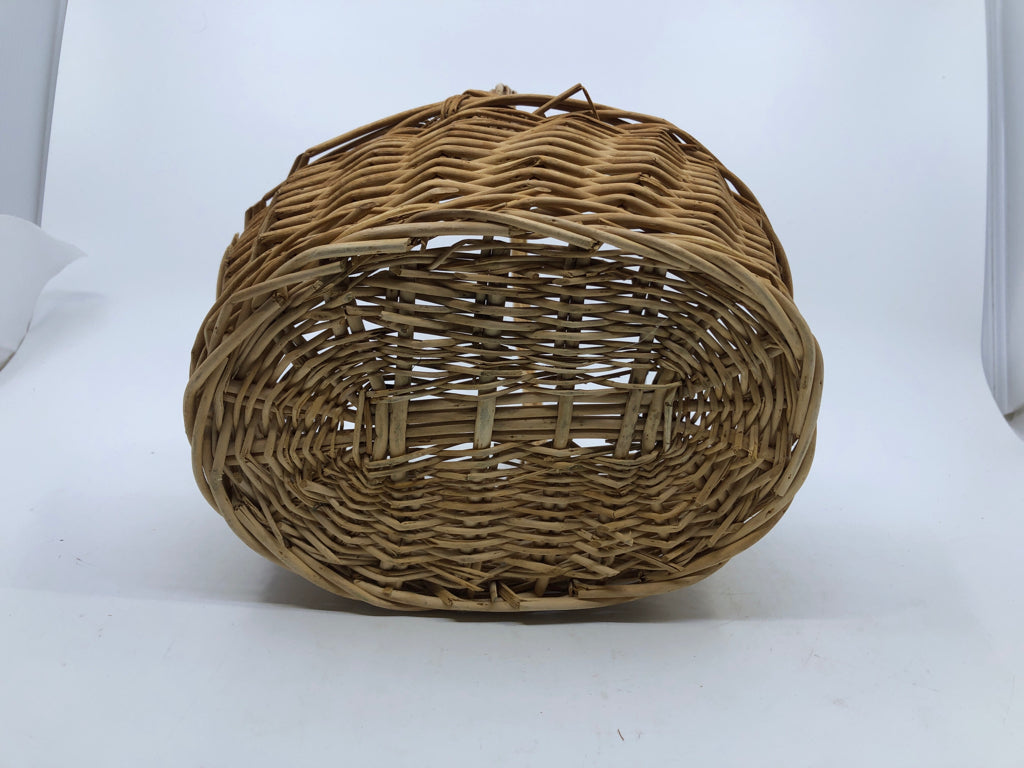 WICKER BASKET W/HANDLE.