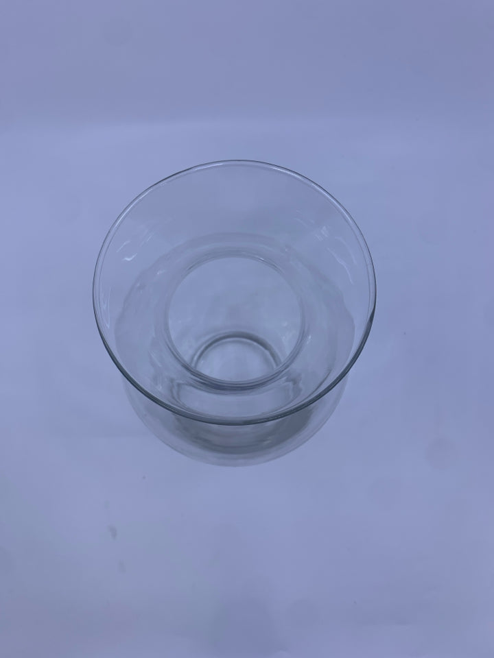 CLEAR GLASS FLARED TOP VASE.