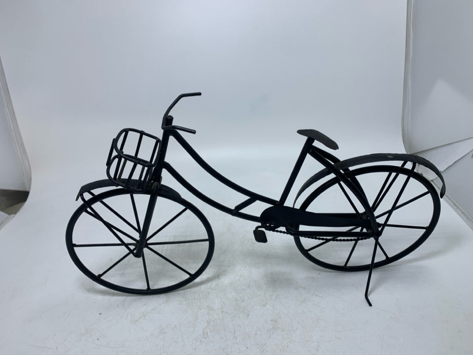 BLACK METAL SKINNY BIKE DECOR.