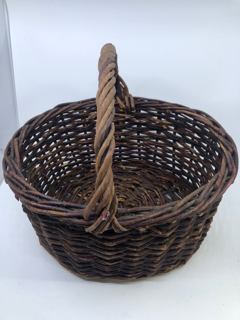 DARK OVAL BASKET W/BRAIDED HANDLE.