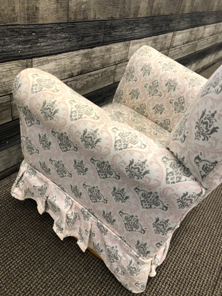 CHILDRENS ROCKING CHAIR.