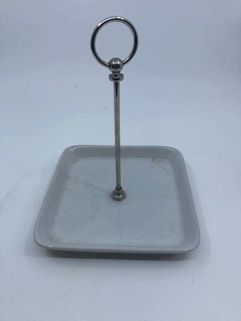 WHITE JEWELRY CATCH W METAL HANDLE.
