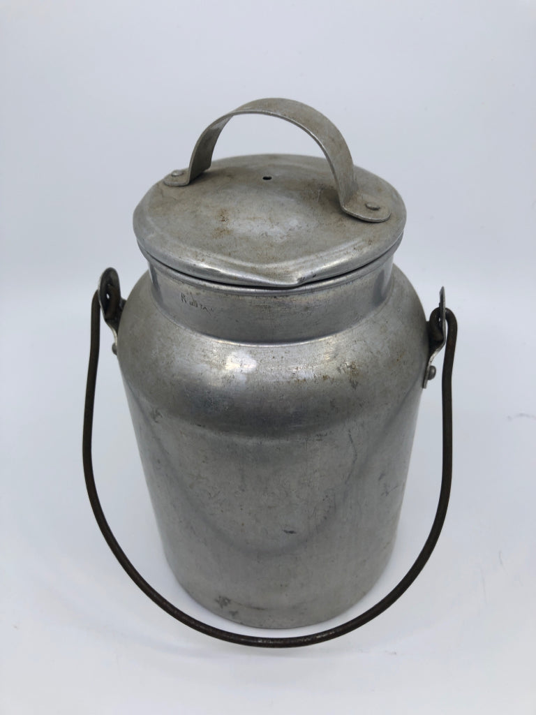 VTG METAL CANISTER W LID AND HANDLE.