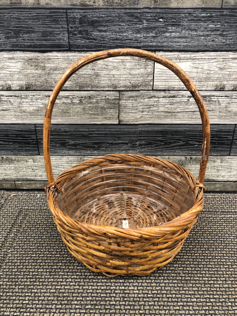 BROWN BASKET W HANDLE PLASTIC LINER.