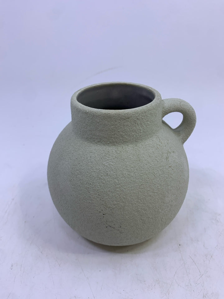 SMALL ROUND GRAY PITCHER PLANTER.