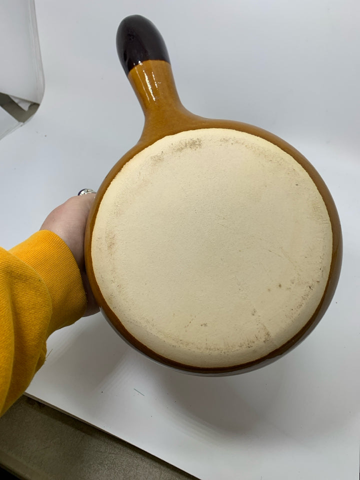 TAN BEAN POT/PAN W/ HANDLE DARK EDGE.
