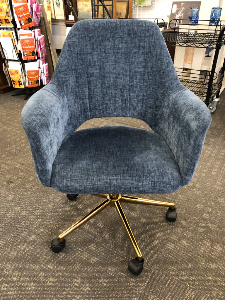 UPHOLSTERED ROLLING OFFICE CHAIR W/GOLD BASE.