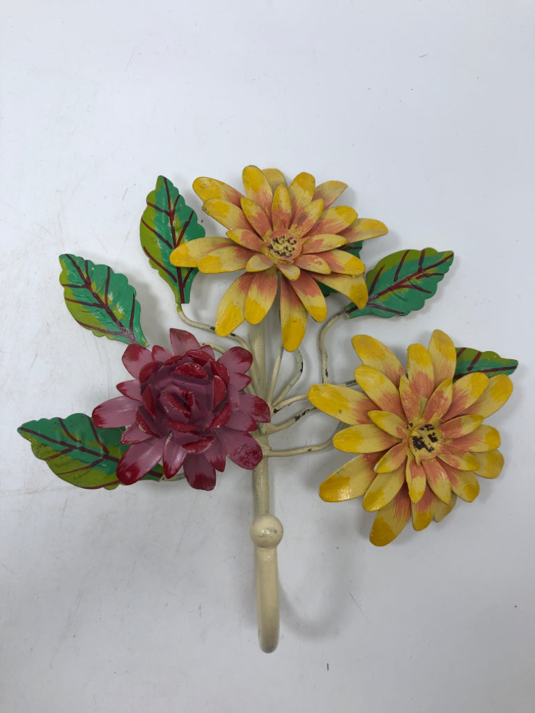 METAL FLOWER WALL HOOK.