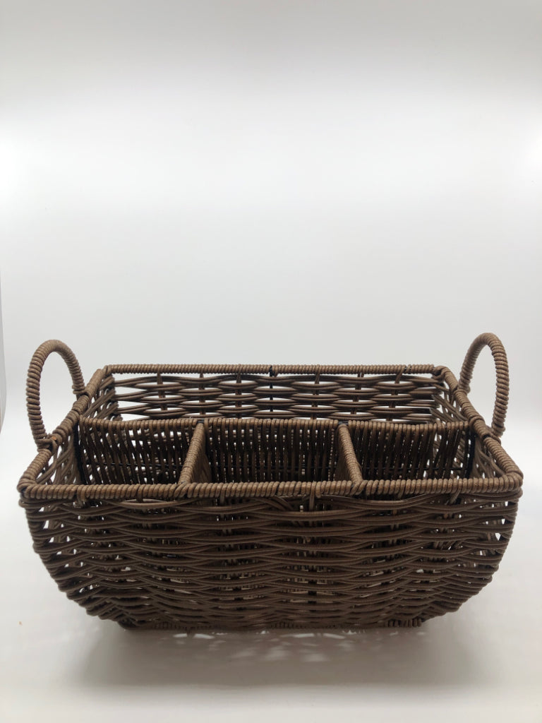 BROWN WICKER UTENSIL CADDY.