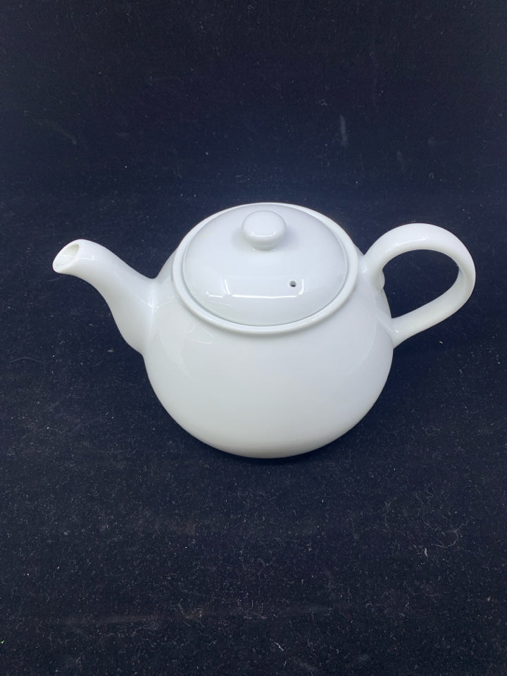 WHITE CERAMIC THRESHOLD TEAPOT.