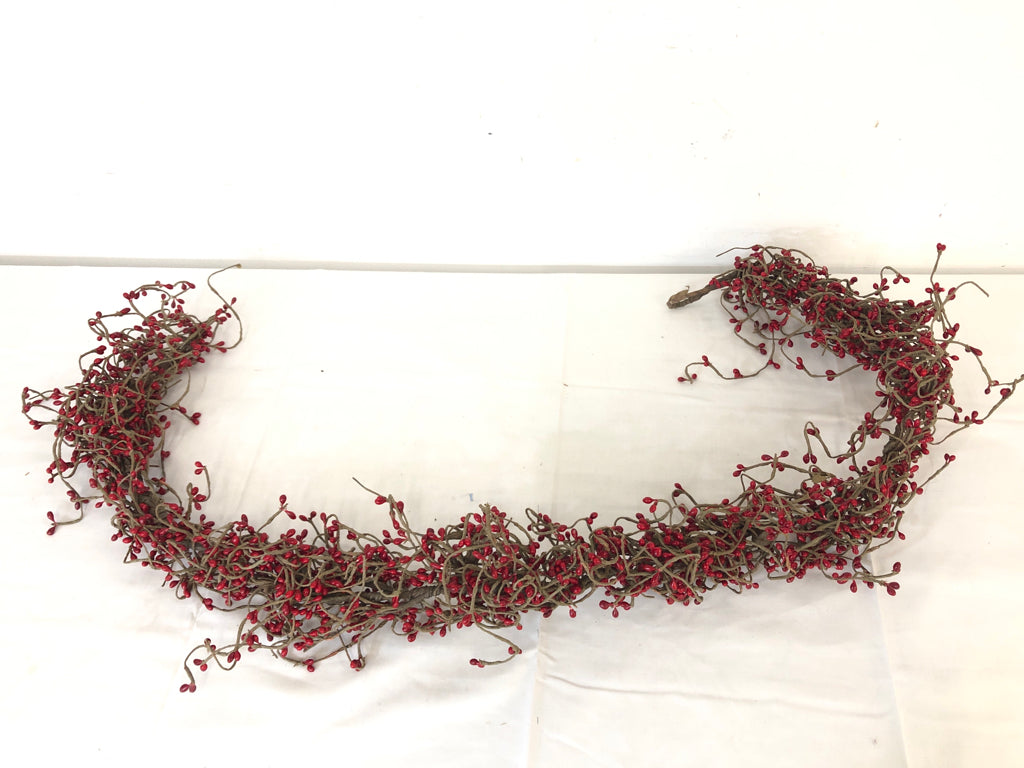 RED PIP BERRIES GARLAND.