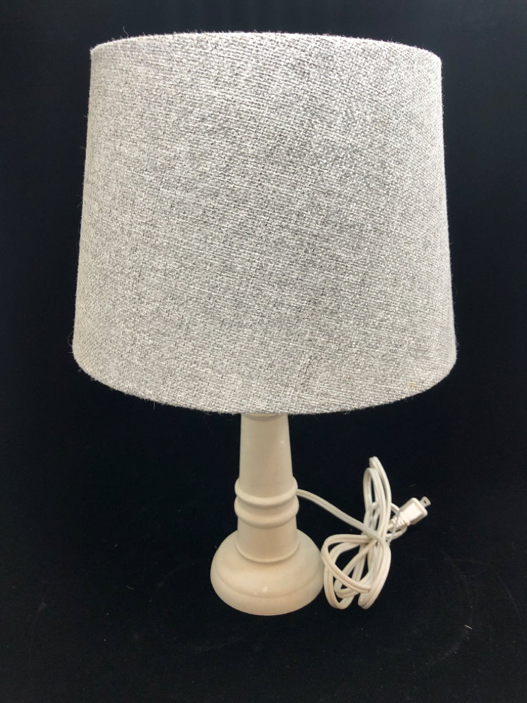 WHITE WOOD LAMP W/GREY FABRIC SHADE.