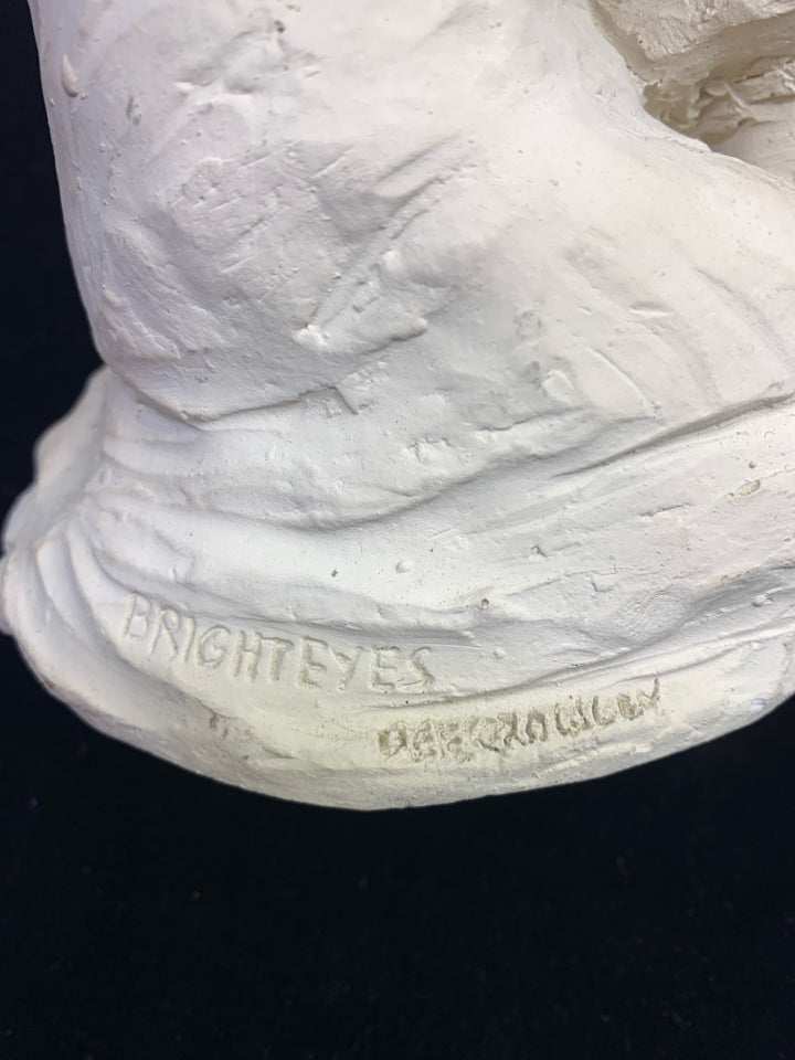 STONE CREAM MOTHER KNEELING HUGGING CHILD BRIGHT EYES.