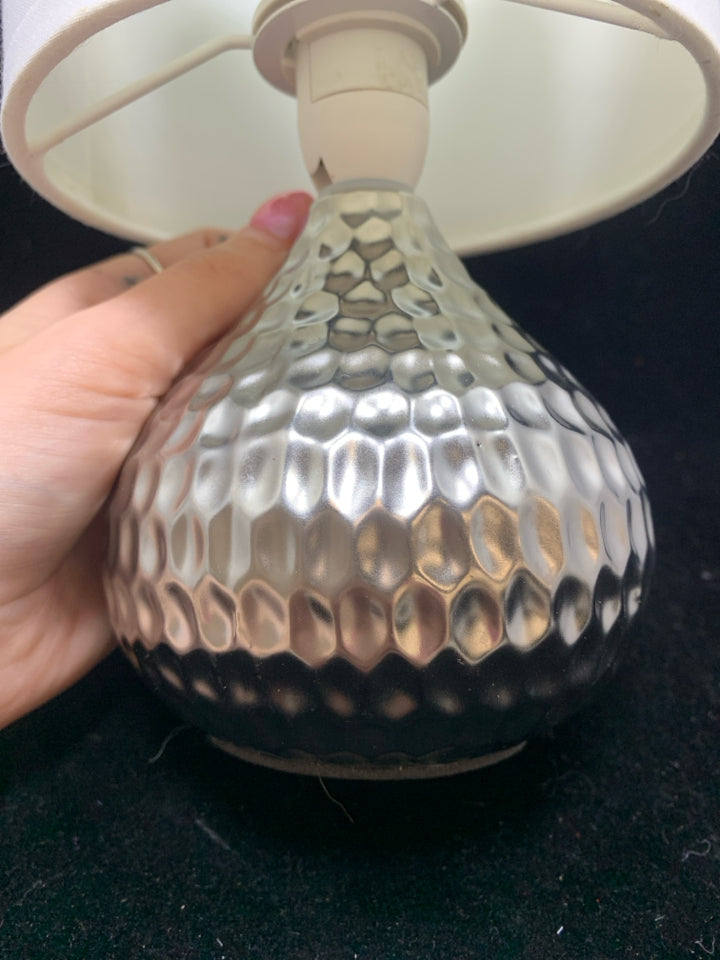 SM SILVER BALL DESK LAMP W/WHITE SHADE.