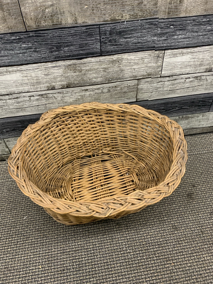 OVAL WOVEN BASKET W/ THICK BRAIDED EDGE.