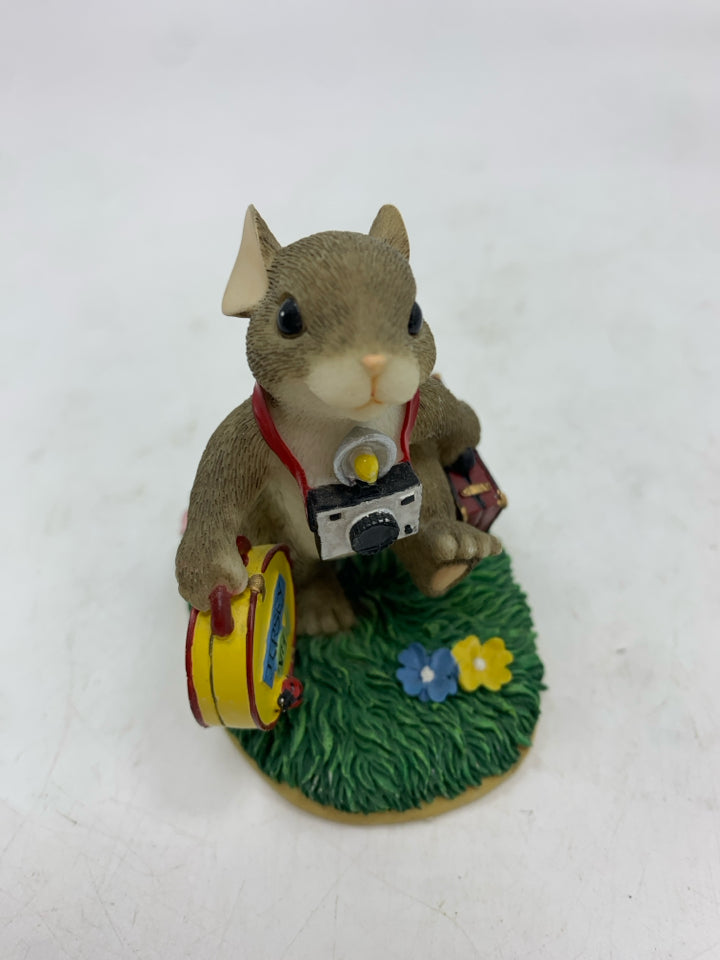 "VISITING FRIENDS BOTH NEAR AND FAR" CHARMING TAILS FIGURINE.