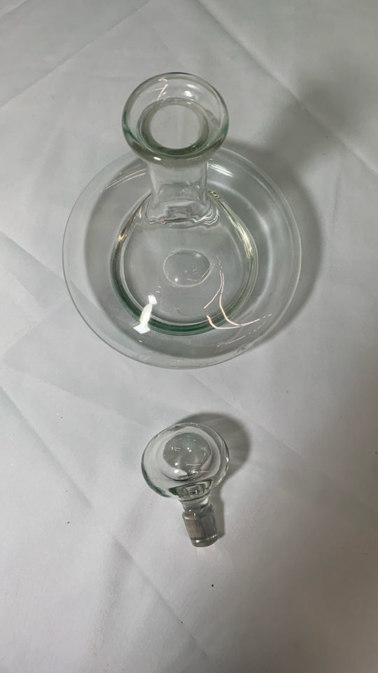 WIDE BASE DECANTER W ROUND STOPPER.