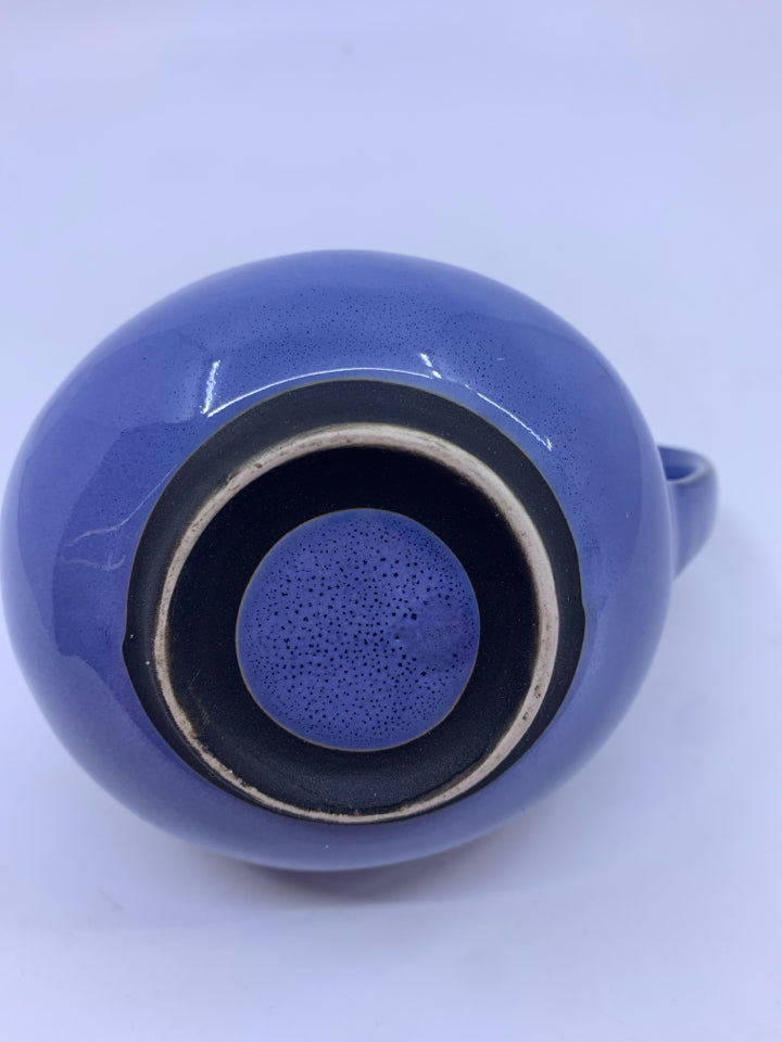 TWO TONED BLUE ROUND GRAVY BOAT.