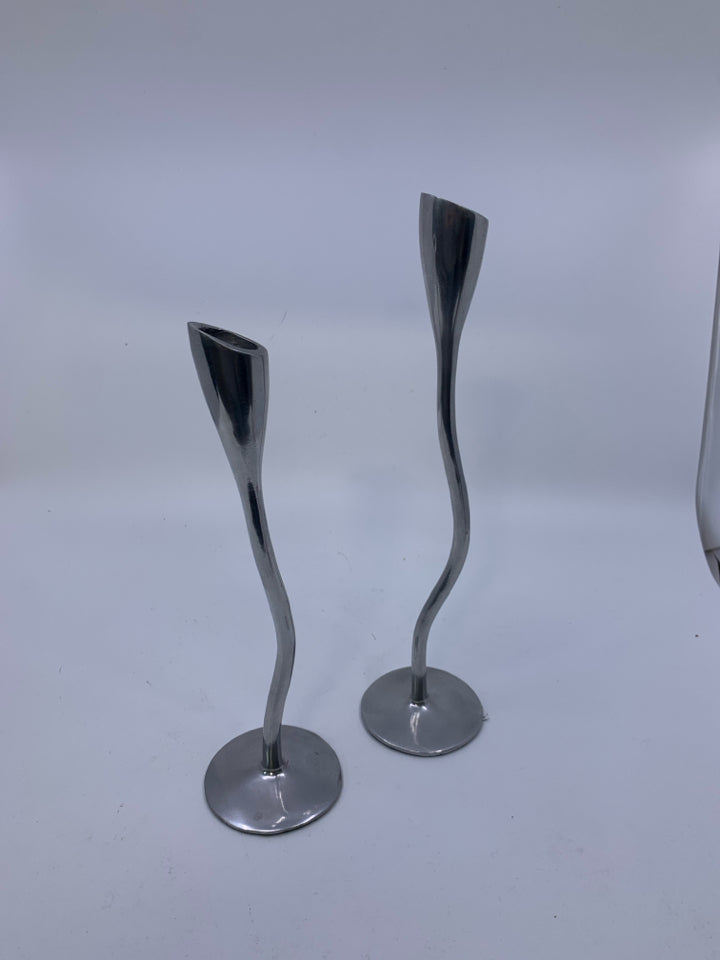 2 METAL SQUIGGLE STEM TAPERED CANDEL HOLDERS.