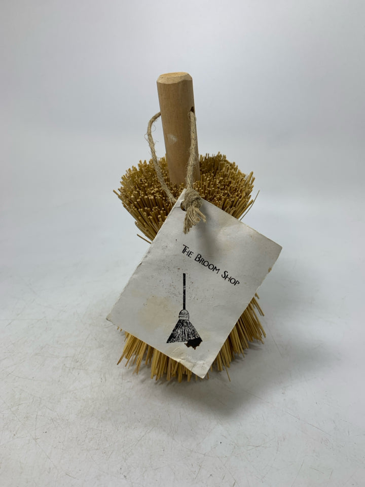 STRAW MINI BROOM.