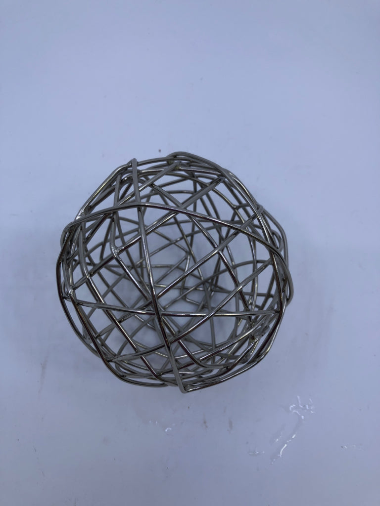 SILVER METAL BALL DESK DECOR.
