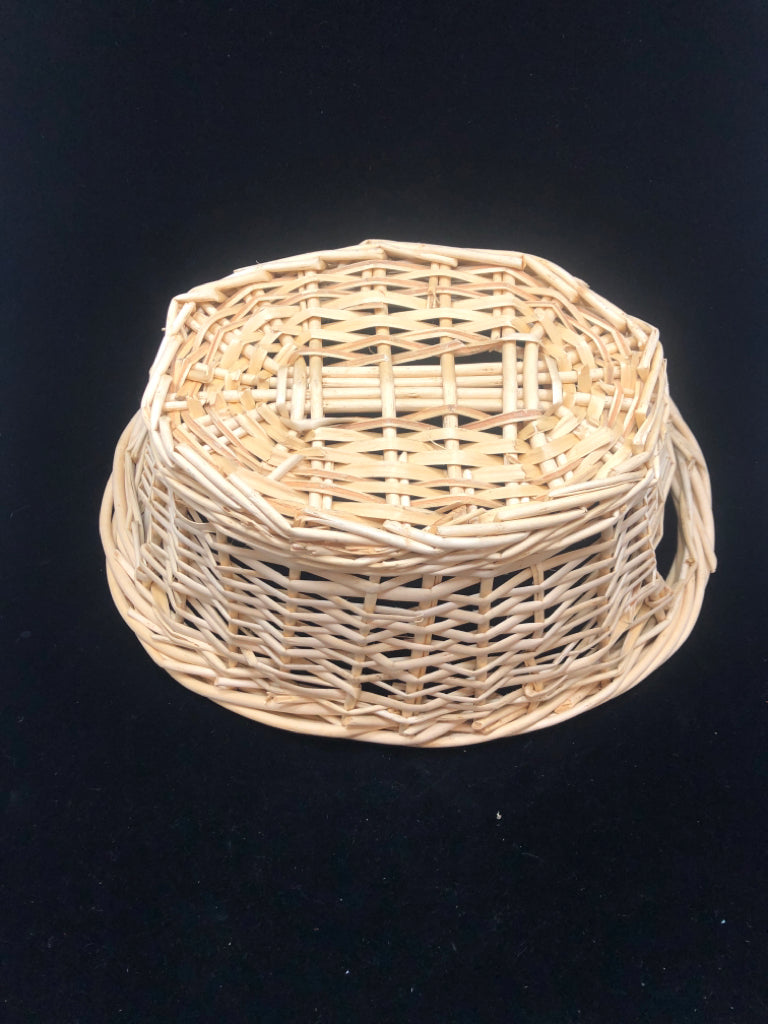 OVAL WICKER BASKET.