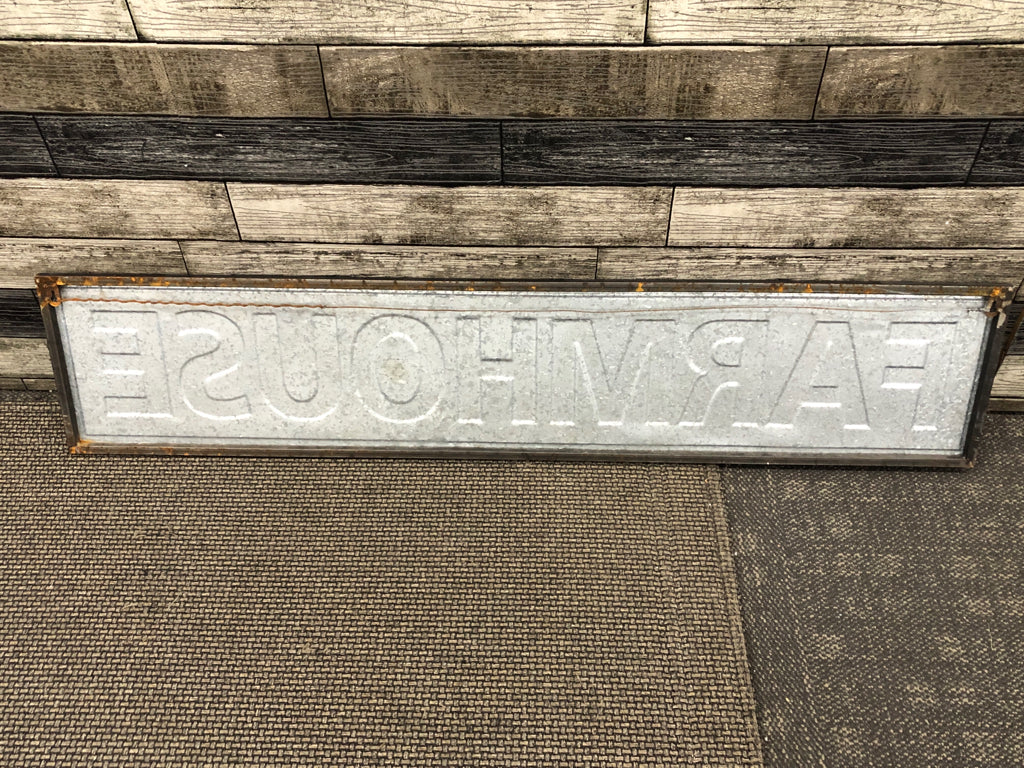 METAL FARMHOUSE SIGN.