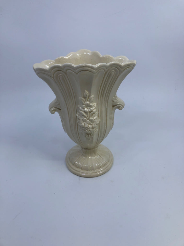 CREAM CERAMIC FOOTED VASE W/FLOWER DETAIL.