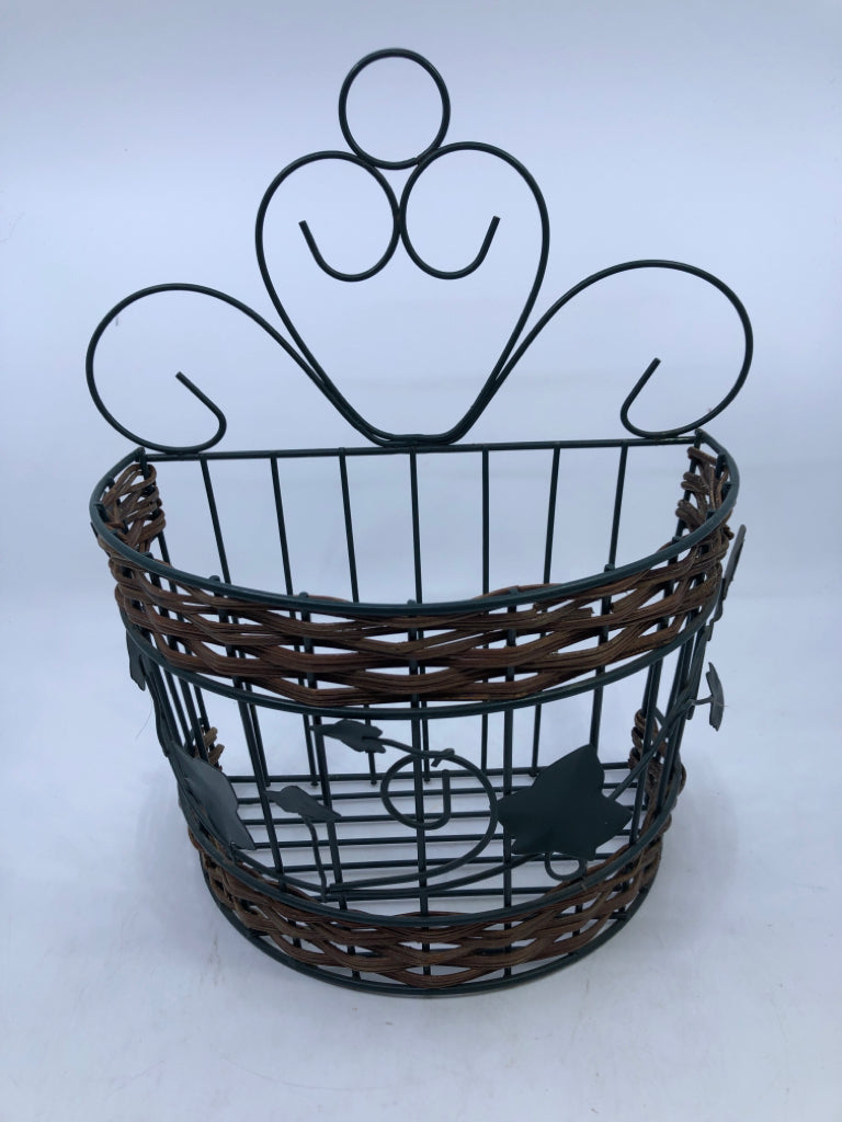 GREEN METAL WIRE WOOD WEAVE WALL BASKET.