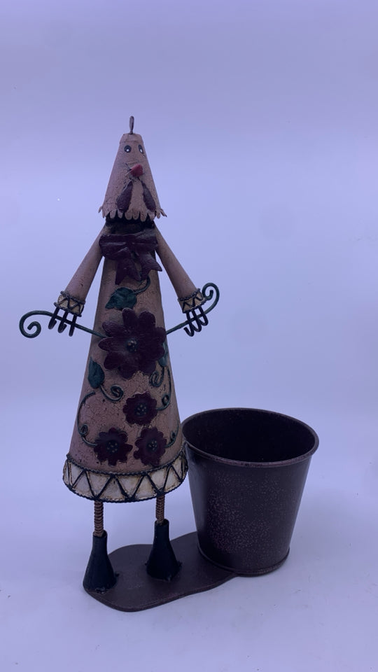 ROOSTER FACE SCARECROW METAL PLANTER.