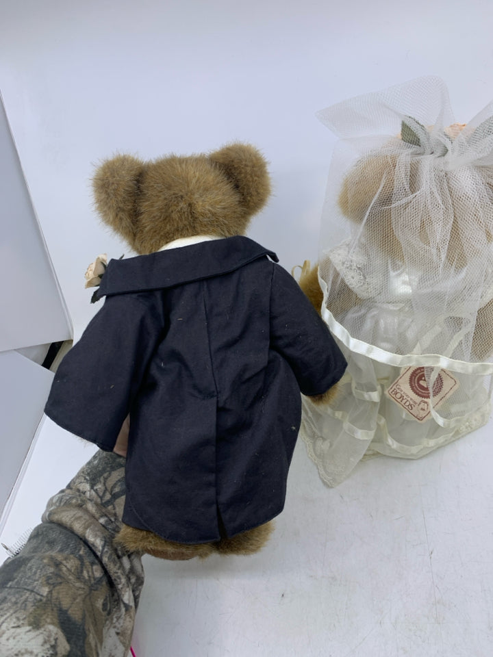 2 PC BRIDE/GROOM BOYDS BEARS.