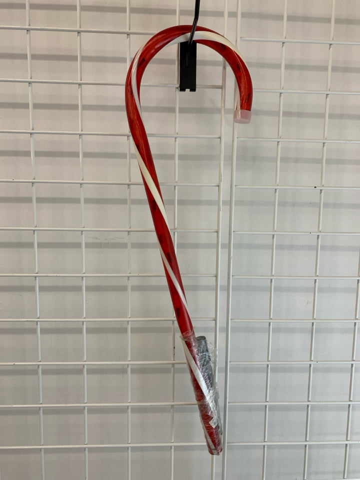 4 LIGHT UP CANDY CANES FOR YARD.