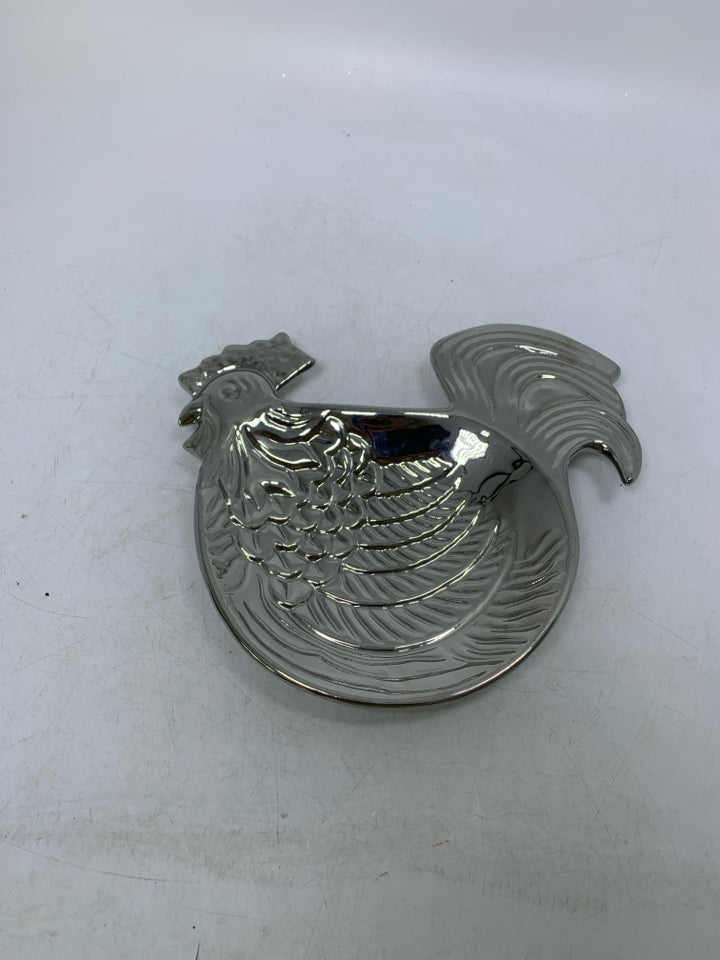 TEXTURED ROOSTER SHAPED CATCH ALL BOWL.