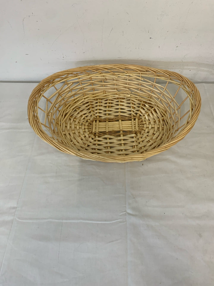 OVAL BLONDE WOVEN BASKET.