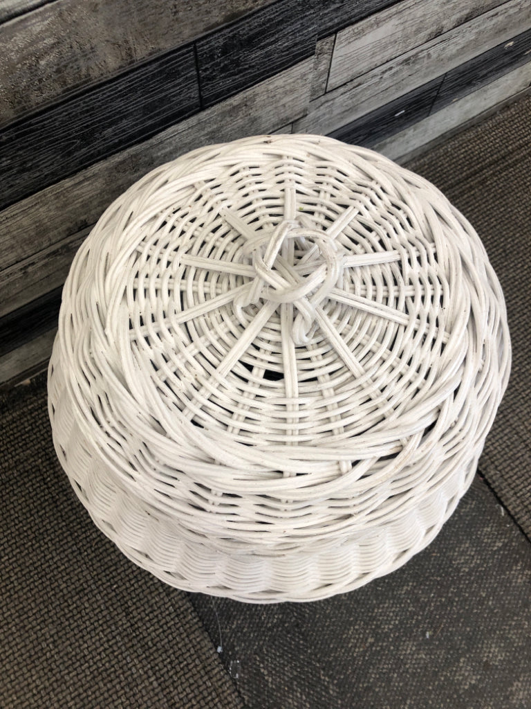 WHITE WICKER HAMPER W/ COVER.