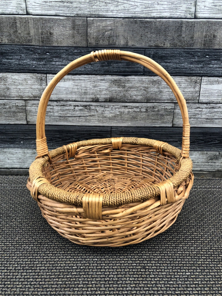 RED TONE WOVEN BASKET W HANDLE.