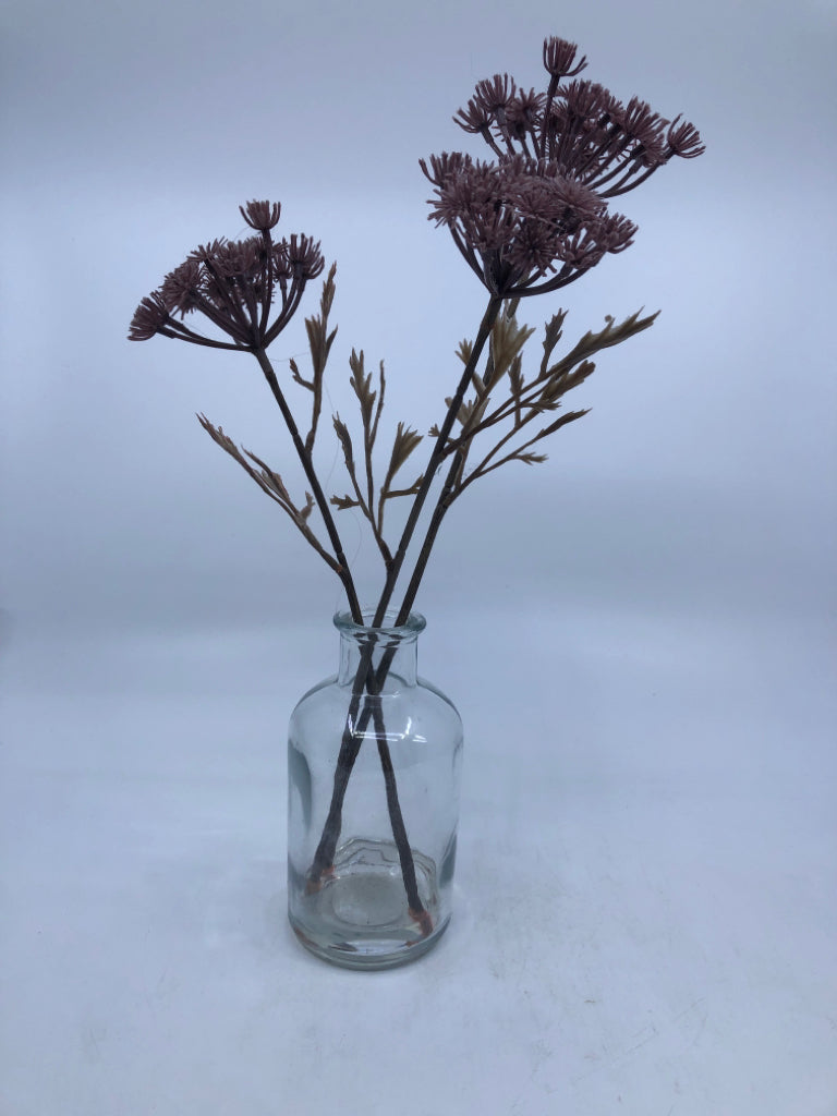 FAUX FERN IN GLASS VASE.