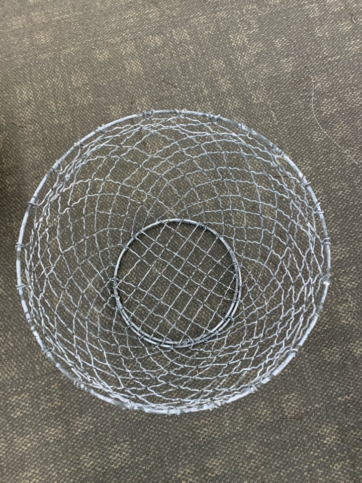 LARGE WIRE MESH BASKET.