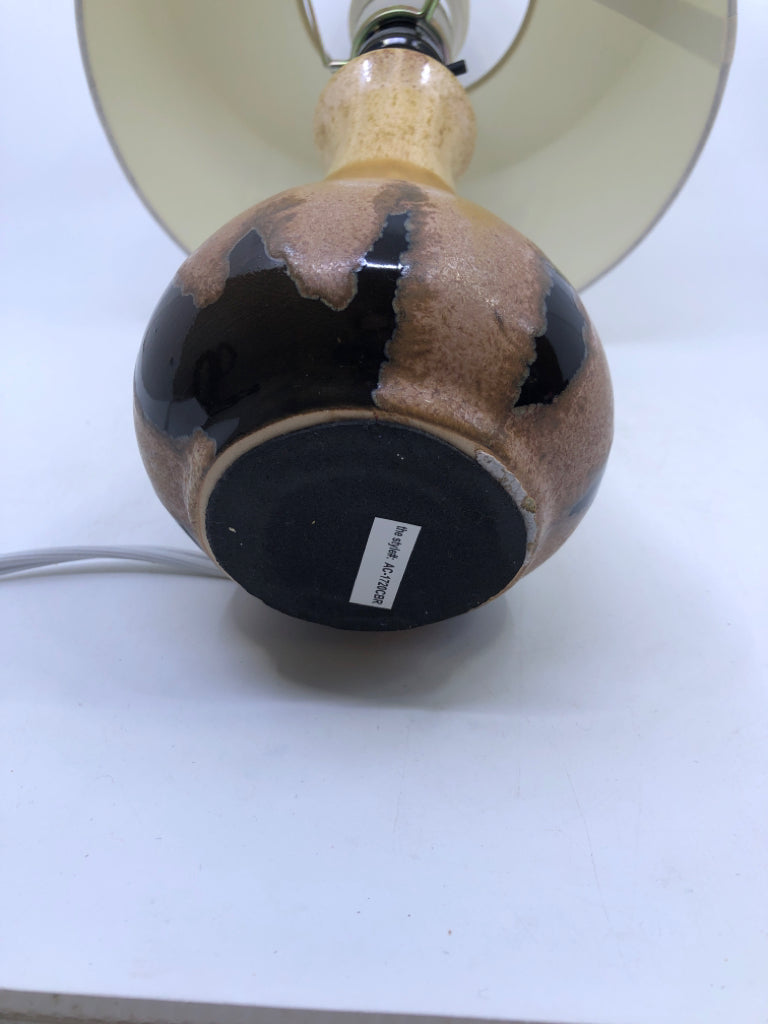BROWN, BLACK POTTERY LAMP W/CREAM SHADE.