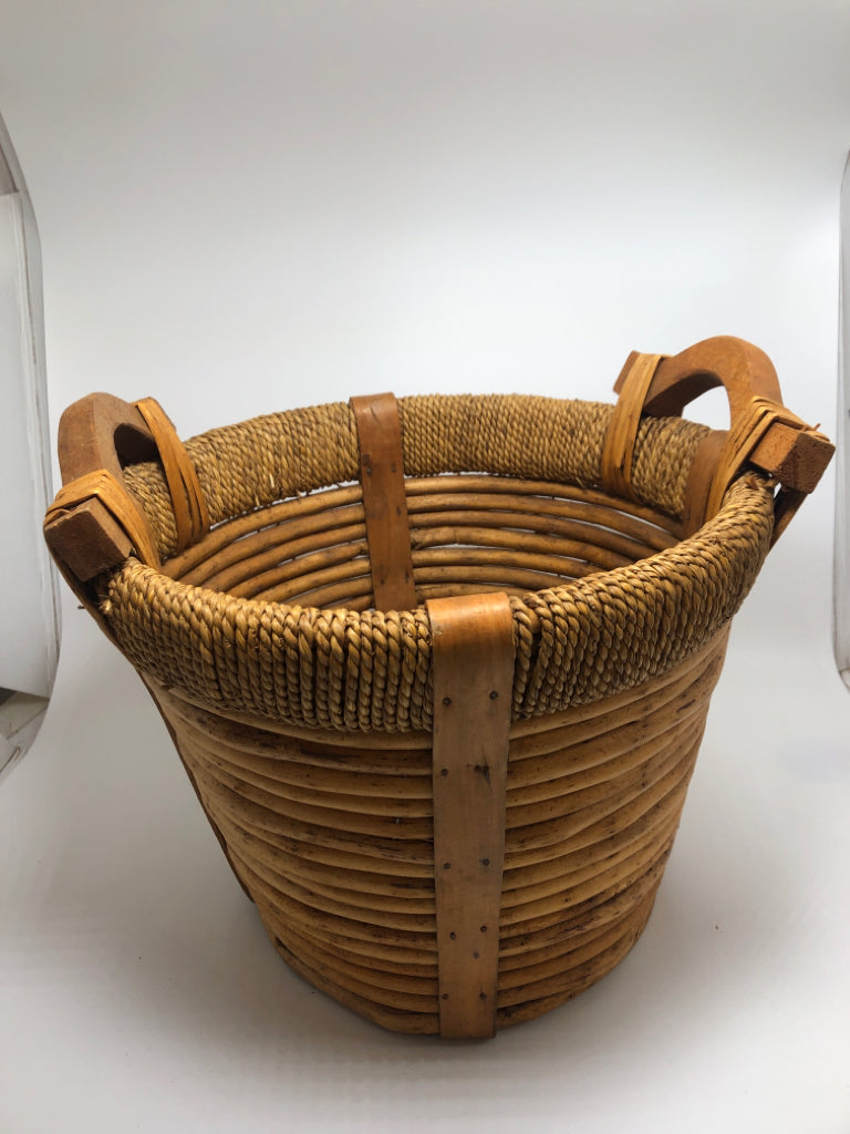 VTG STYLE BAMBOO GATHERING BASKET.