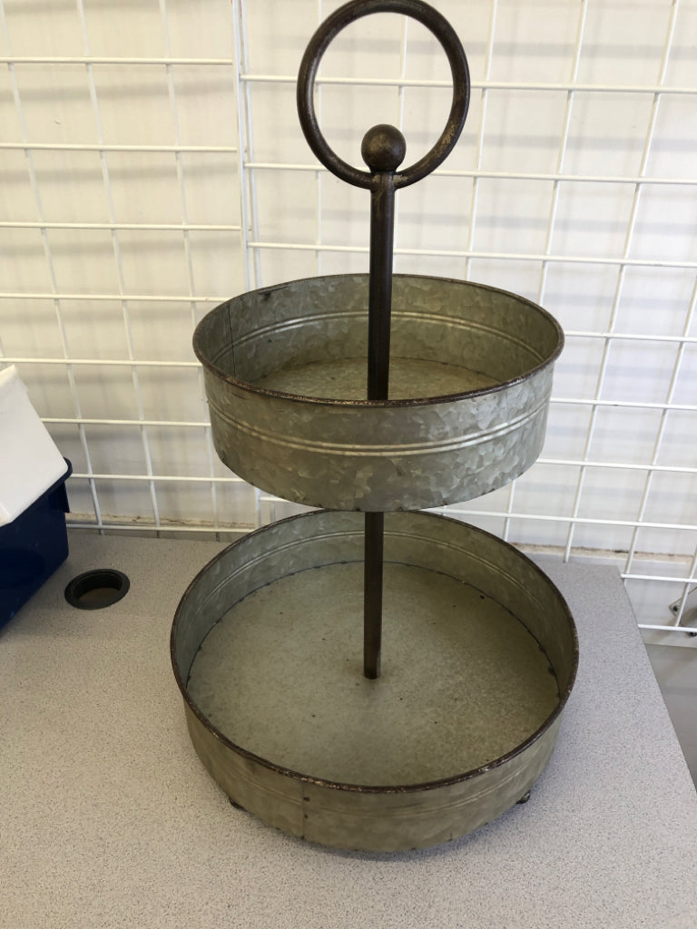 GALVANIZED 2-TIER METAL DISPLAY TRAY FARMHOUSE STYLE W/CIRCLE HANDLE.