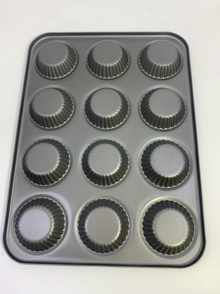 MUFFIN BAKING PAN.