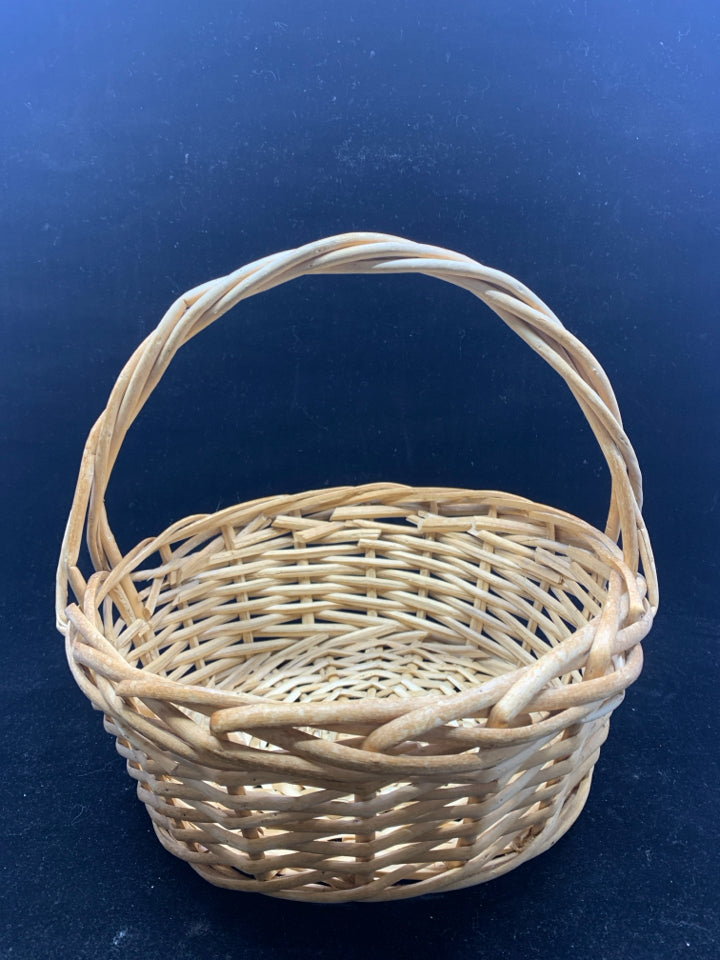 BLONDE WOVEN BASKET W HANDLE.