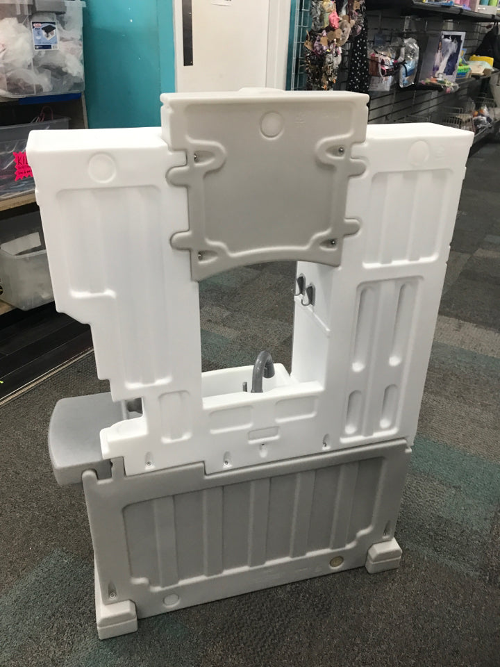 Step2 Downtown Delights Plastic Play Kitchen W/ACCESSORIES