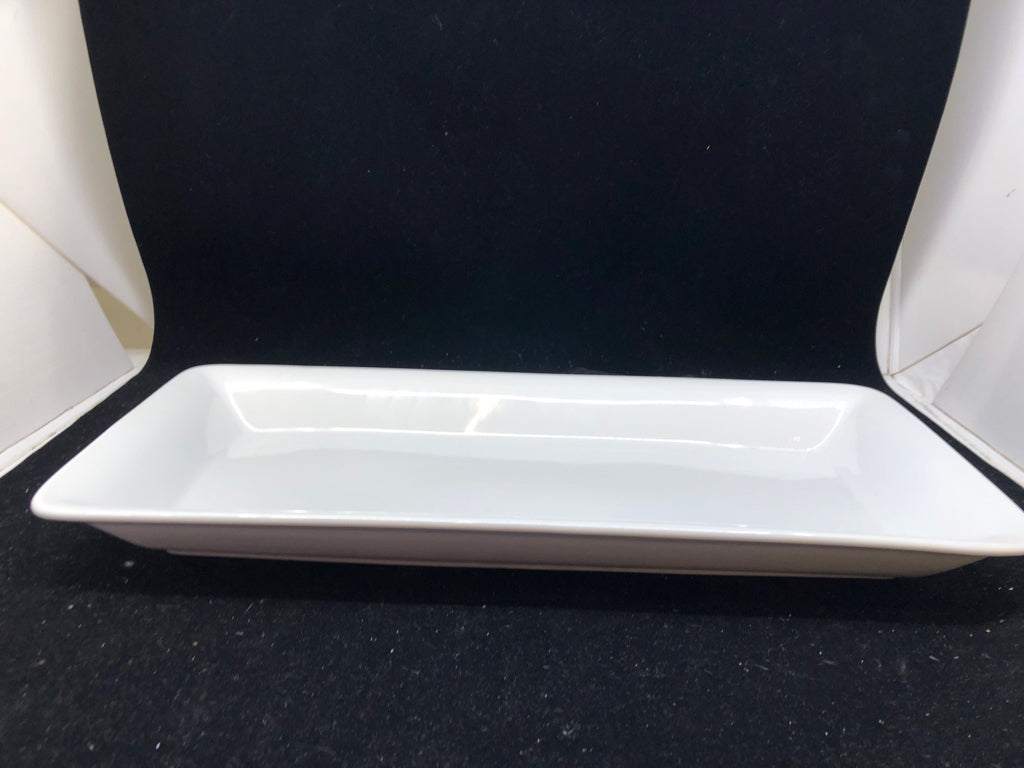 WHITE RECTANGLE SERVING PLATE.