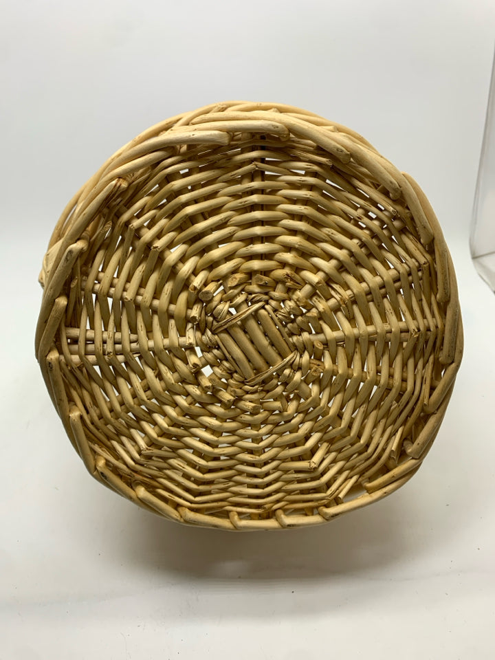 SM BLONDE WICKER BASKET W/HANDLE.