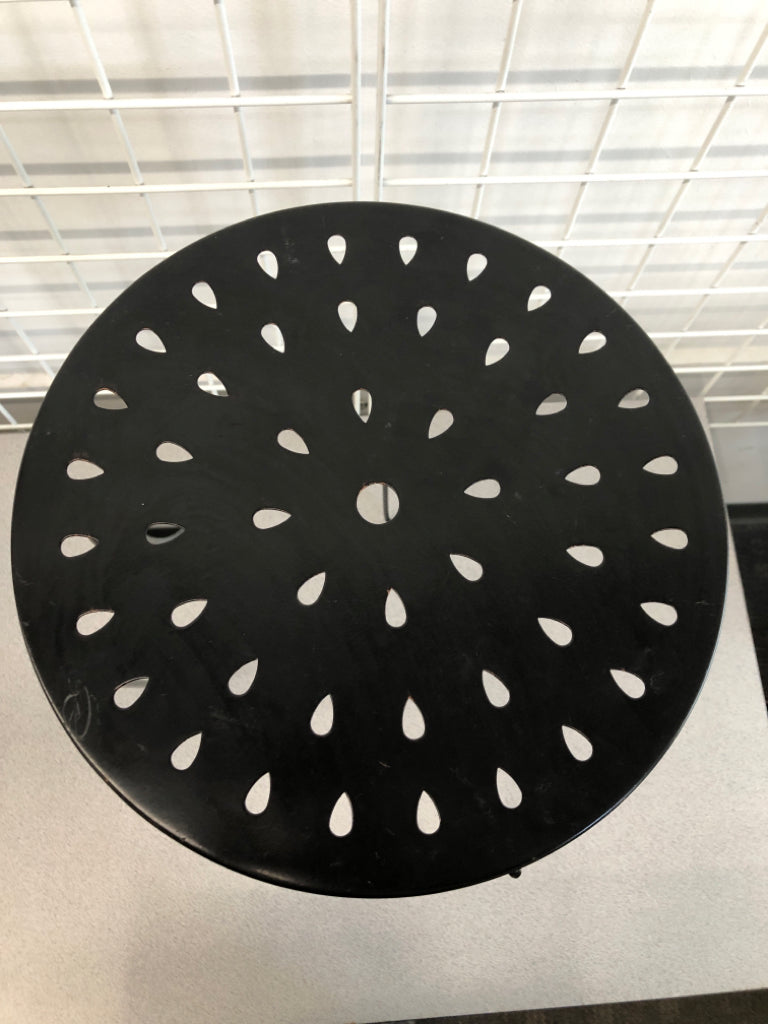 METAL CUT-OUT END TABLE/PLANT STAND.