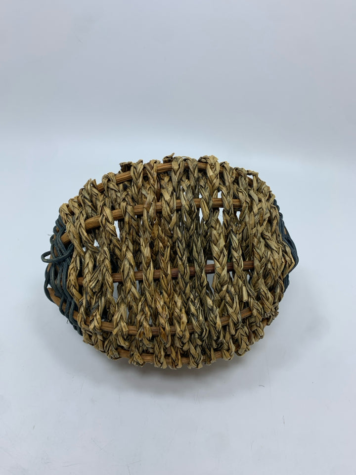 SM WOVEN BASKET W/BRANCH HANDLE.